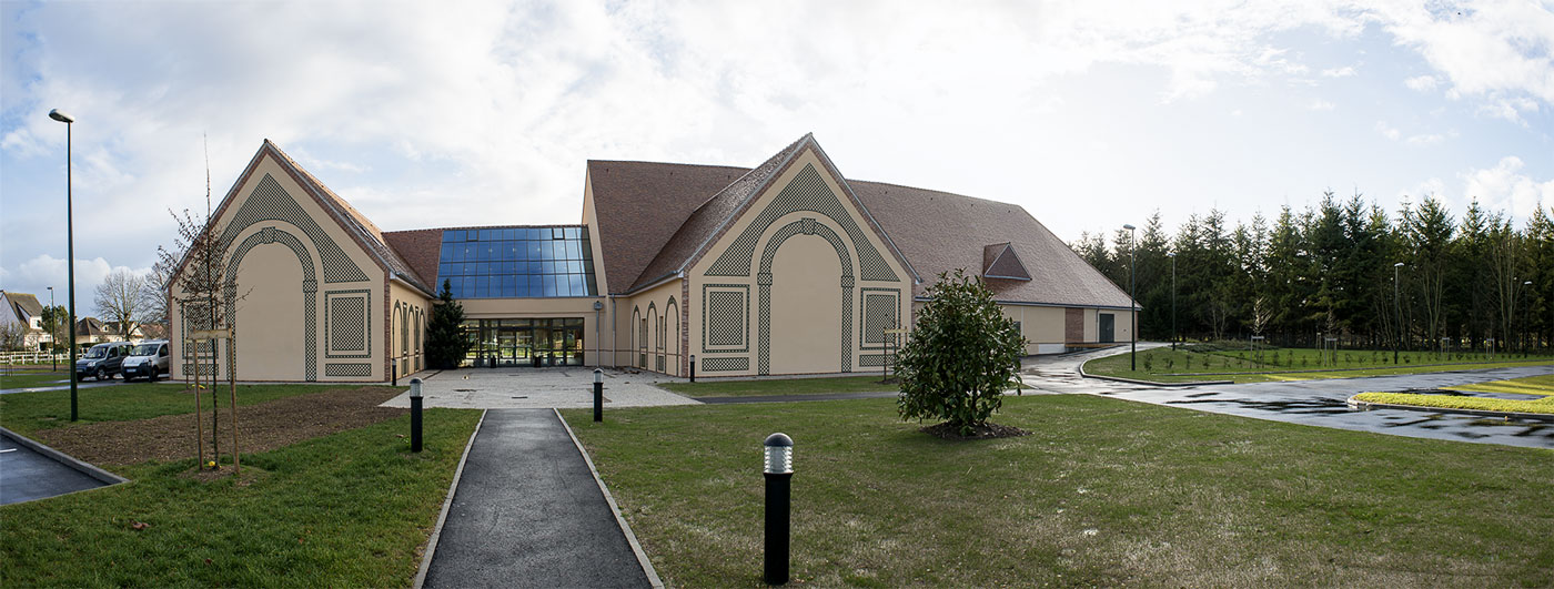 Panoramique vu de face de la salle des fêtes d'Anet vu de l'extérieur