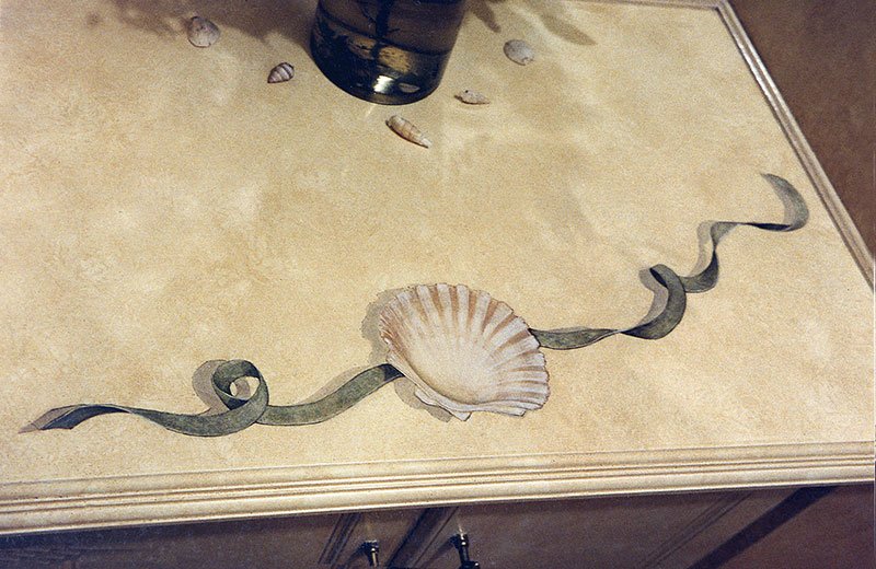 Trompe l'oeil d'un coquillage sur un plan de travail