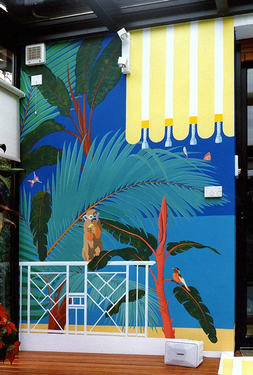 Trompe l'oeil tropical avec motifs végétaux et couleurs vives avec singe et oiseaux