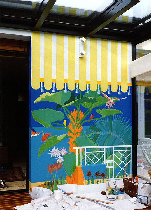 Trompe l'oeil tropical avec différents motifs végétaux et couleurs vives derriére une ballustrade et un oiseau du paradis