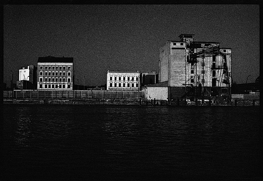 Photographie noir et blanc de bâtiments à Berlin entre 1980 et 1981