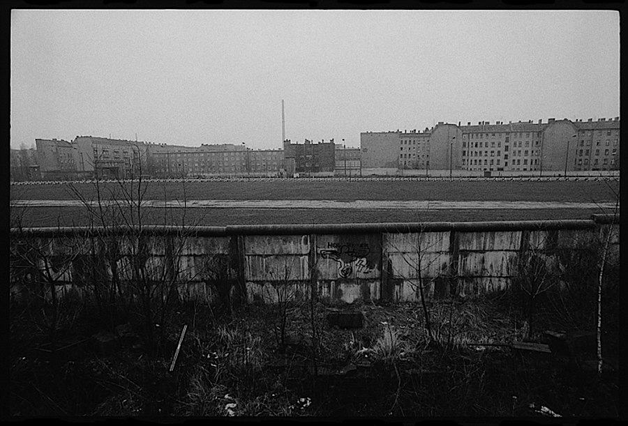 Photographie noir et blanc du no man's land, zone entre les deux parties du mur