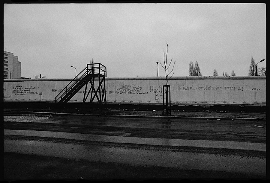 Photographie noir et blanc d'une tour de garde dans le no man's land