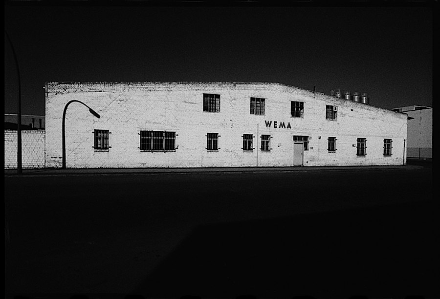 Photographie noir et blanc d'un long bâtiment blanc à Berlin