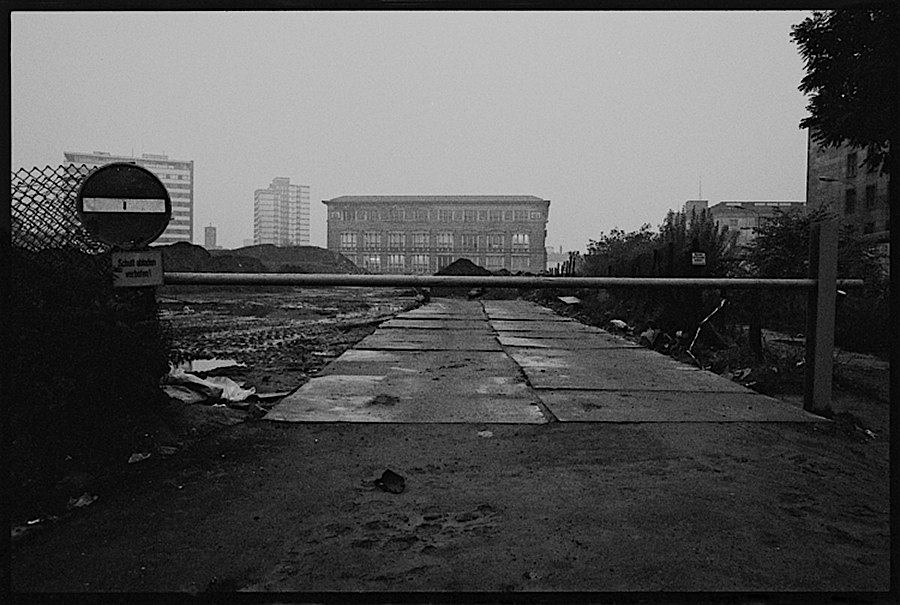 Photographie noir et blanc prise à Berlin entre 1980 et 1981 d'un checkpoint