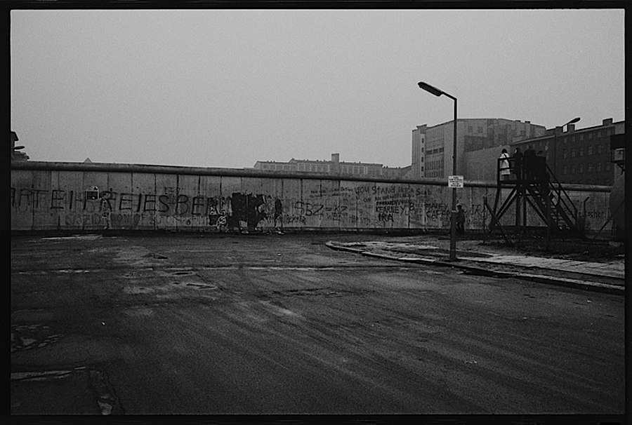 Photographie noir et blanc avec une vu quelque peu éloignée du mur taggé