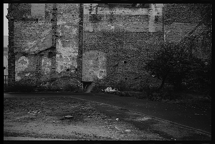 Photographie noir et blanc d'un mur en pierre à Berlin