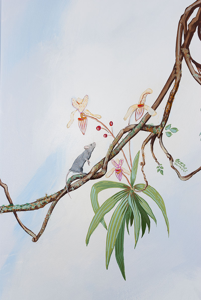 Détail d'une souris sur ses pattes arrières sentant des fleurs sur une liane devant un faux ciel