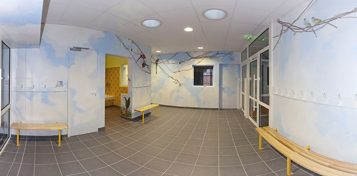 Panoramique intérieur de la halte garderie de Brezolles avec peintures décoratives