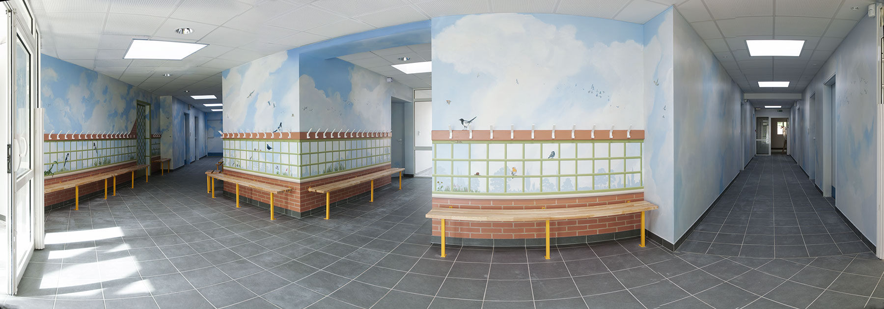 Vue panoramique intérieur de la halte garderie de Brezolles avec trompe l'oeil et faux ciel