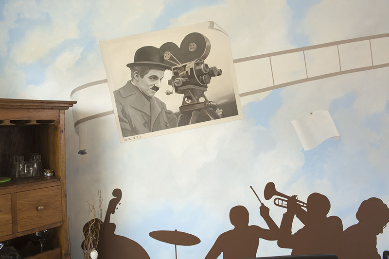 Détail de la fresque sur Charlie Chaplin et un bout de l'orchestre