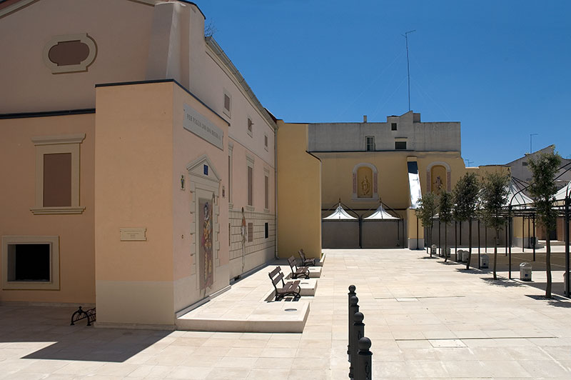 Vue de côté du marché avec des bouts des fresques