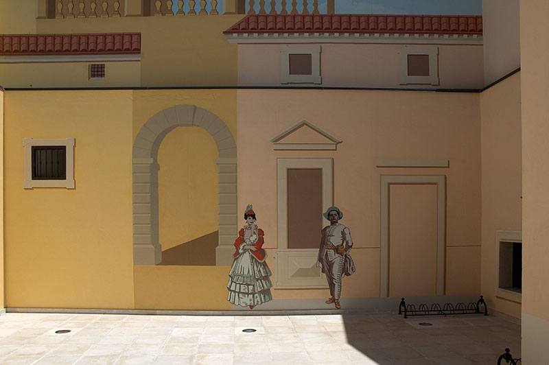 Trompe l'oeil avec un couple devant différents éléments architecturaux