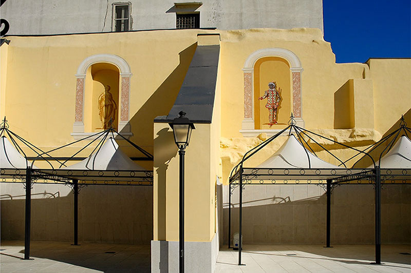 Vue d'un pan de mur avec trompe l'oeil dans des fausses fenêtres