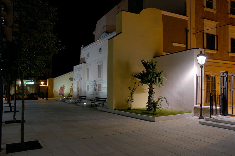 Vue de nuit de la place du marché avec pan de mur et peintures décoratives