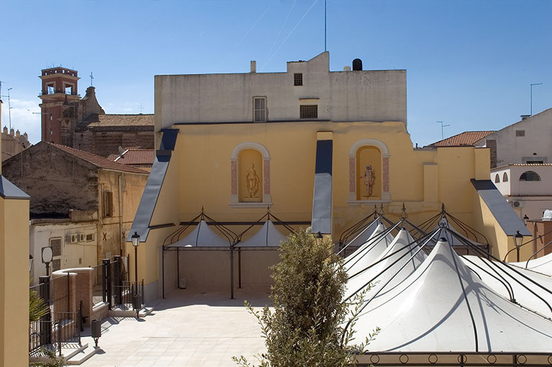 Vue de haut du trompe l'oeil avec un bout des tentes du marché