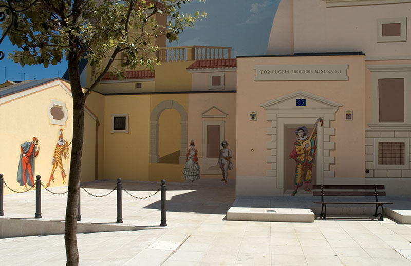 Vue éloignée de la fresque avec différents personnages aux costumes d'époque