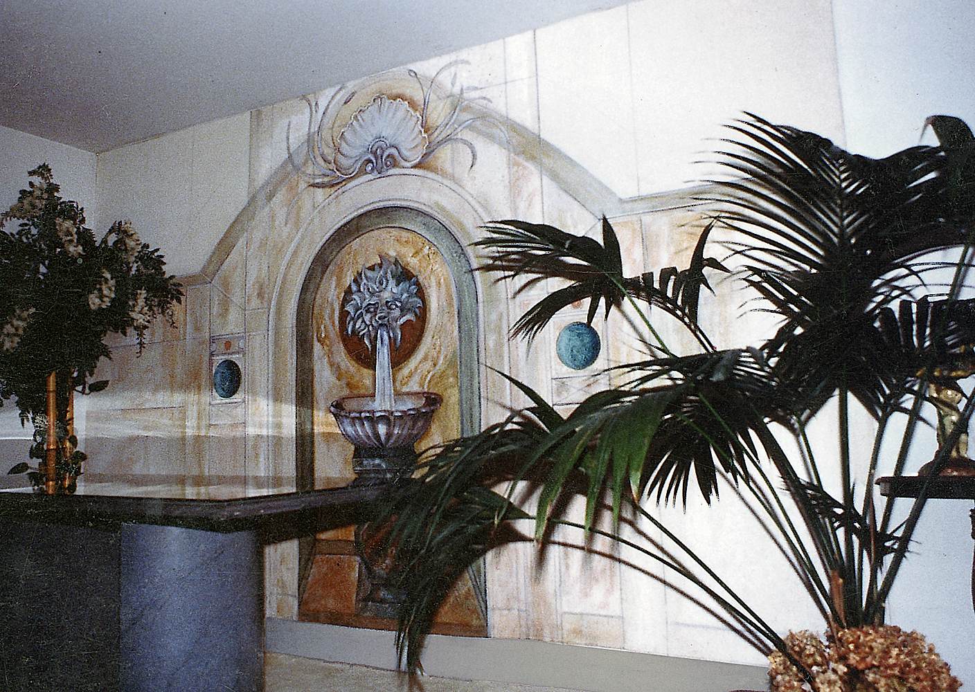 Vue éloignée d'un trompe l'oeil de fontaine avec gargouille en son centre