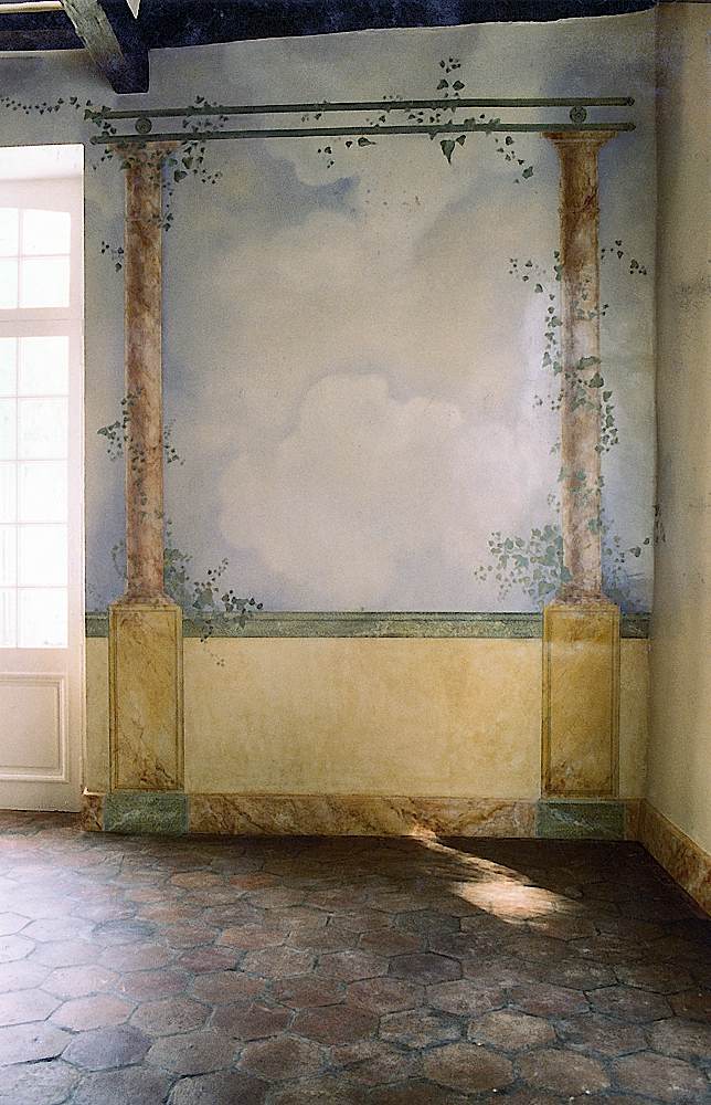 Trompe l'oeil d'une arche avec du liére grinpant ainsi qu'un faux ciel