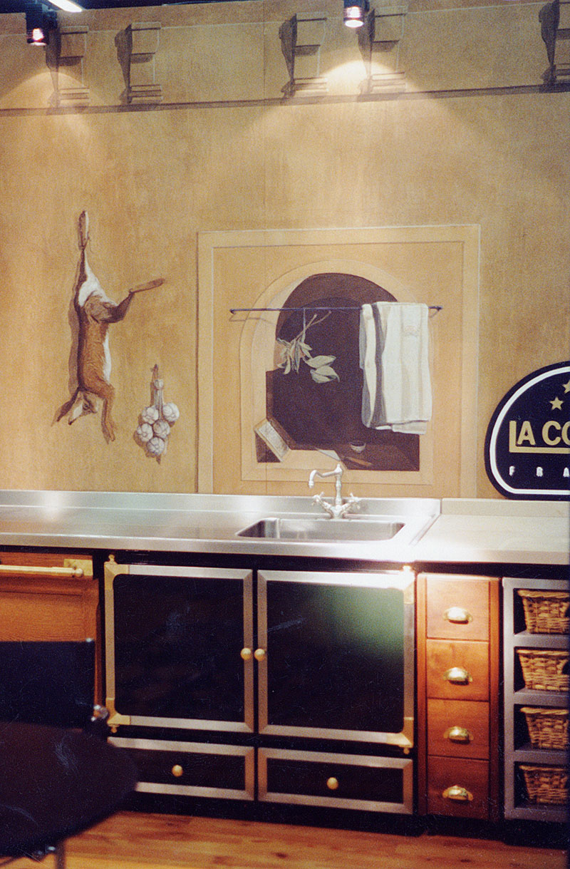 Vue éloignée du trompe l'oeil avec lapin pendu par la patte et fausse fenêtre devant gaziniére