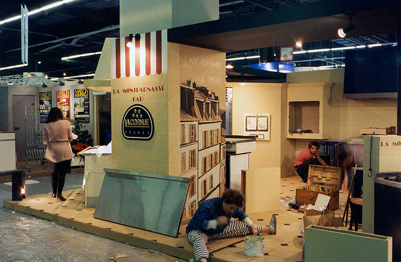 Vue du stand La Cornue pendant la réalisation des peintures décoratives