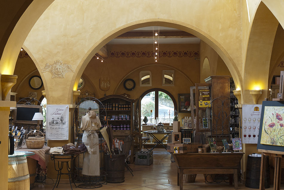 Vue intérieur de la ferme viticole de Lorgue