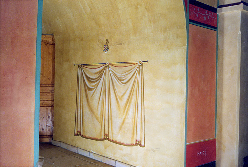 Trompe l'oeil sur mur d'un drapé