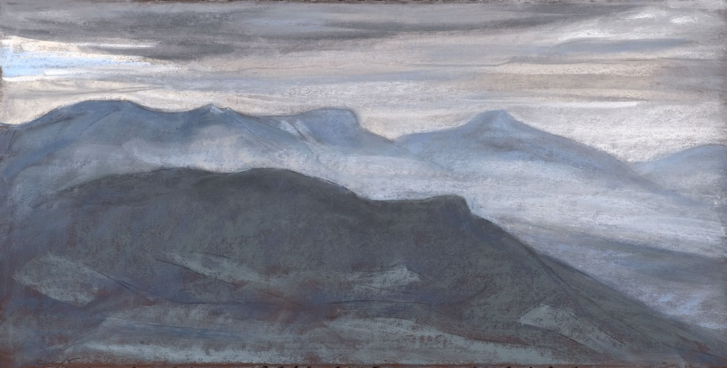 Pastel sec sur bois d'une chaîne de montagnes sous les nuages