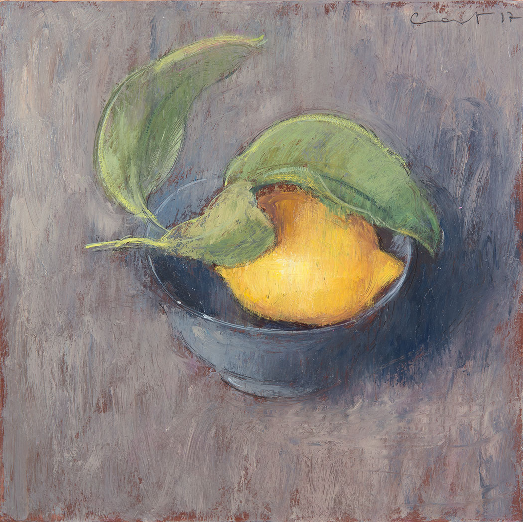 Peinture à l'huile sur bois d'un citron jaune dans un petit bol avec un fond bleu-blanc