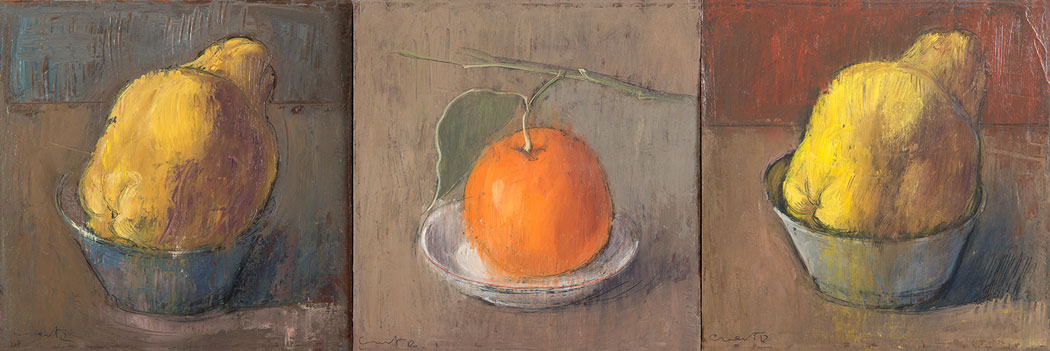 Triptique de peintures à l'huile sur boisdeux coings dans de petits bols entourant une mandarine avec feuilles