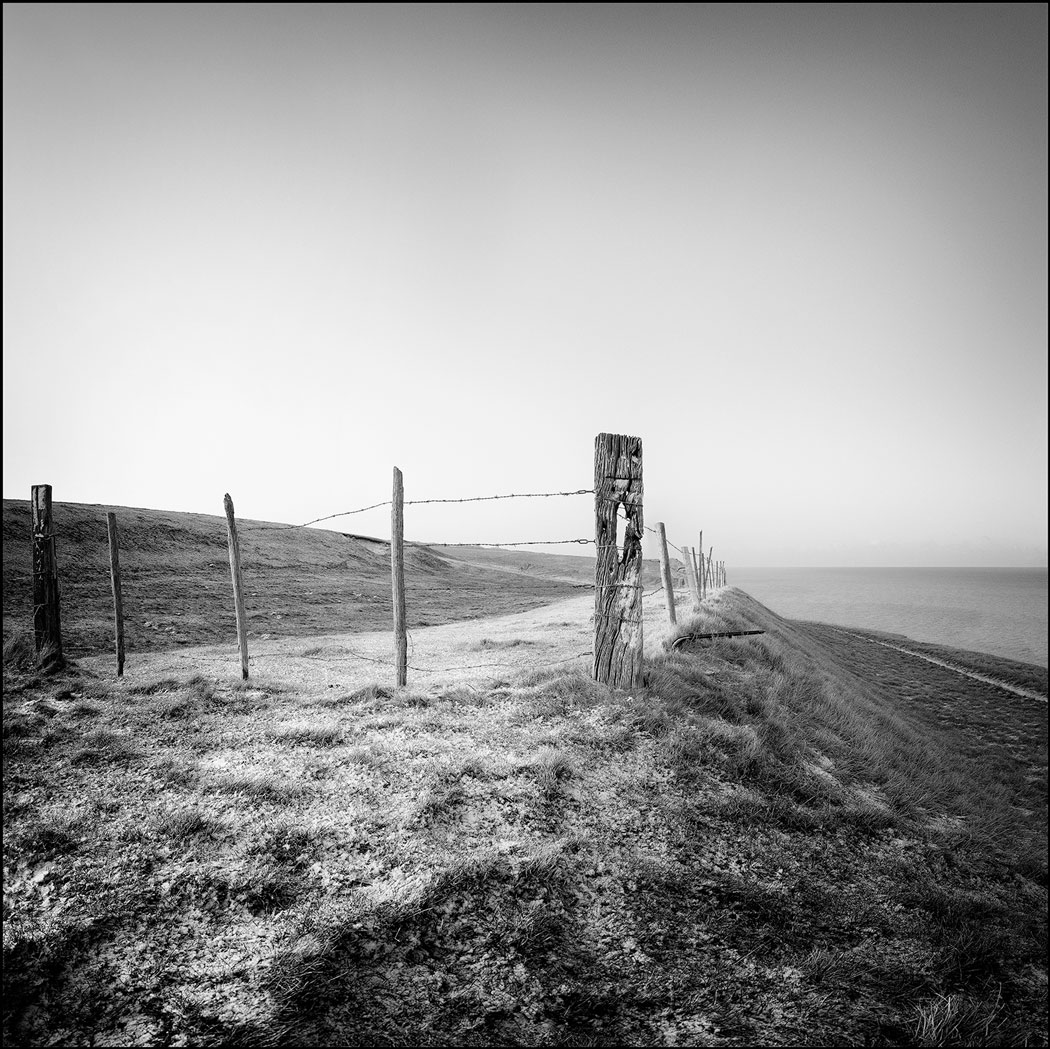 Photographie numérique d'une barrière en bord de falaise