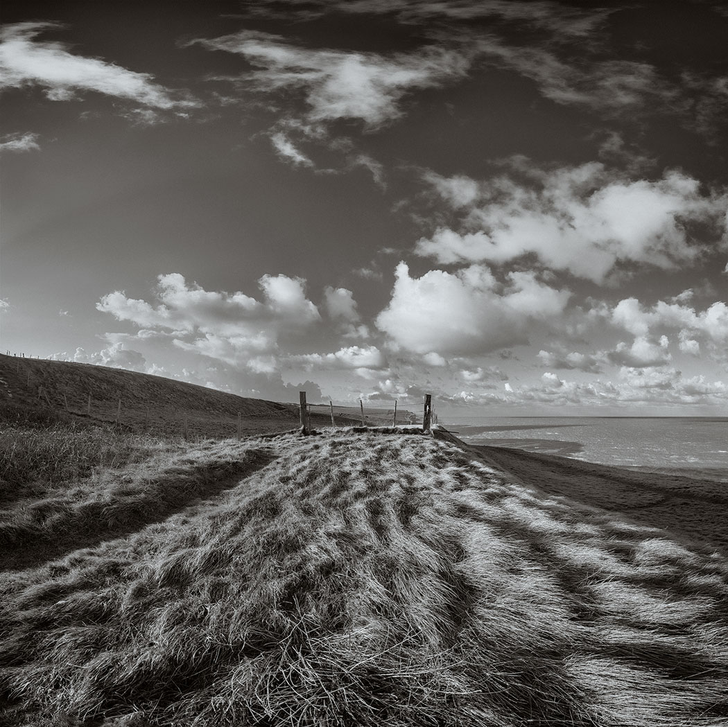 Photographie numérique d'un bord de falaise avec ciel nuageux