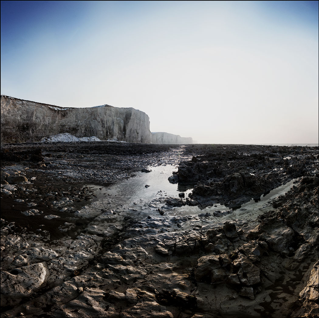 Photographie numérique fisheye en plein jour de la plage avec les falaises en arrière plan