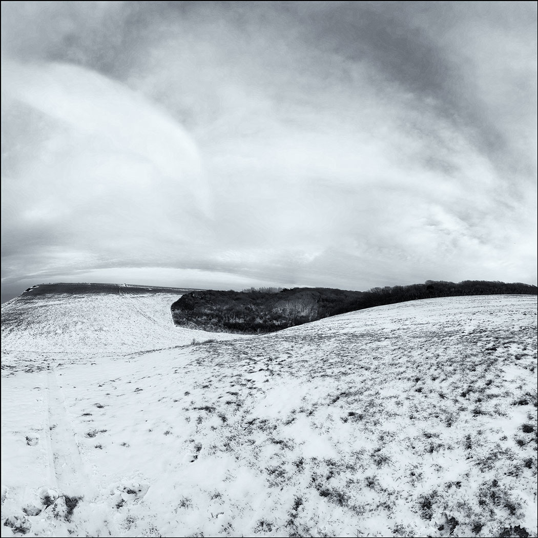 Photographie numérique des hauts de falaises enneigés