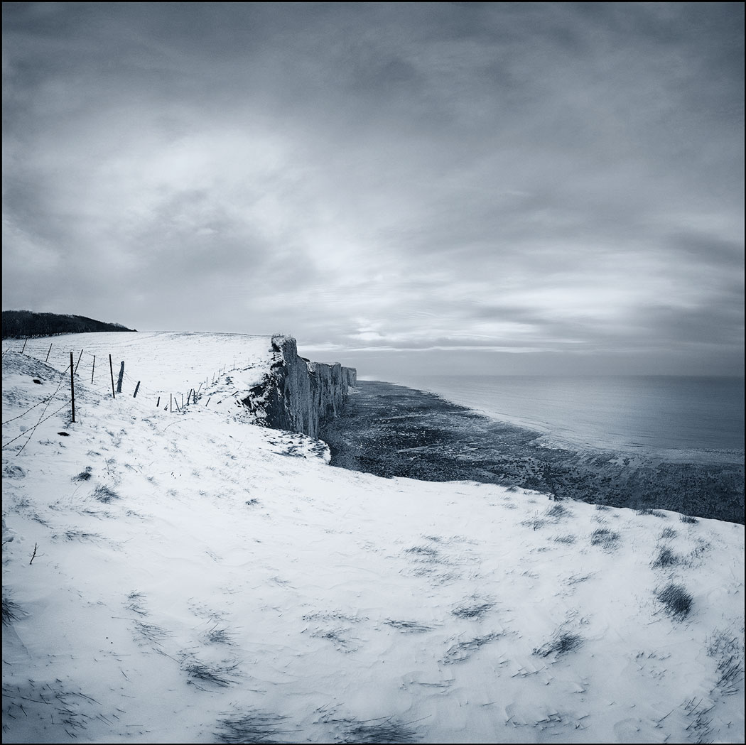 Photographie numérique des bords de falaise enneigé