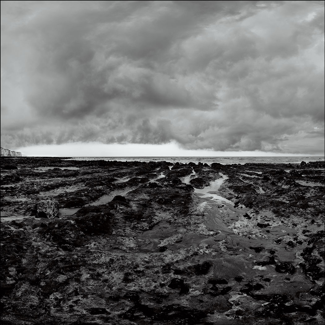 Photographie numérique de la plage à marée basse focalisé sur l'horizon