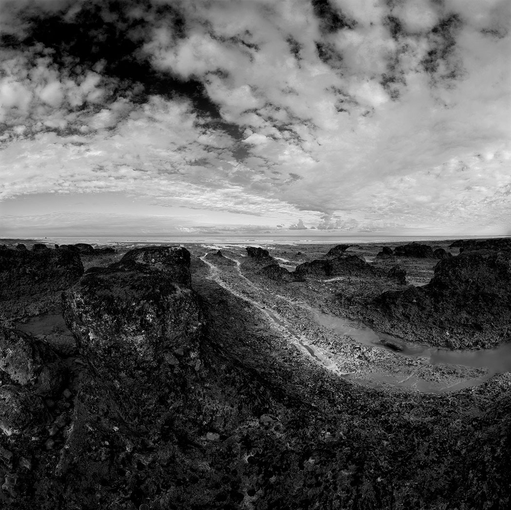 Photographie numérique en fisheye des rochers sur la plage en Picardie