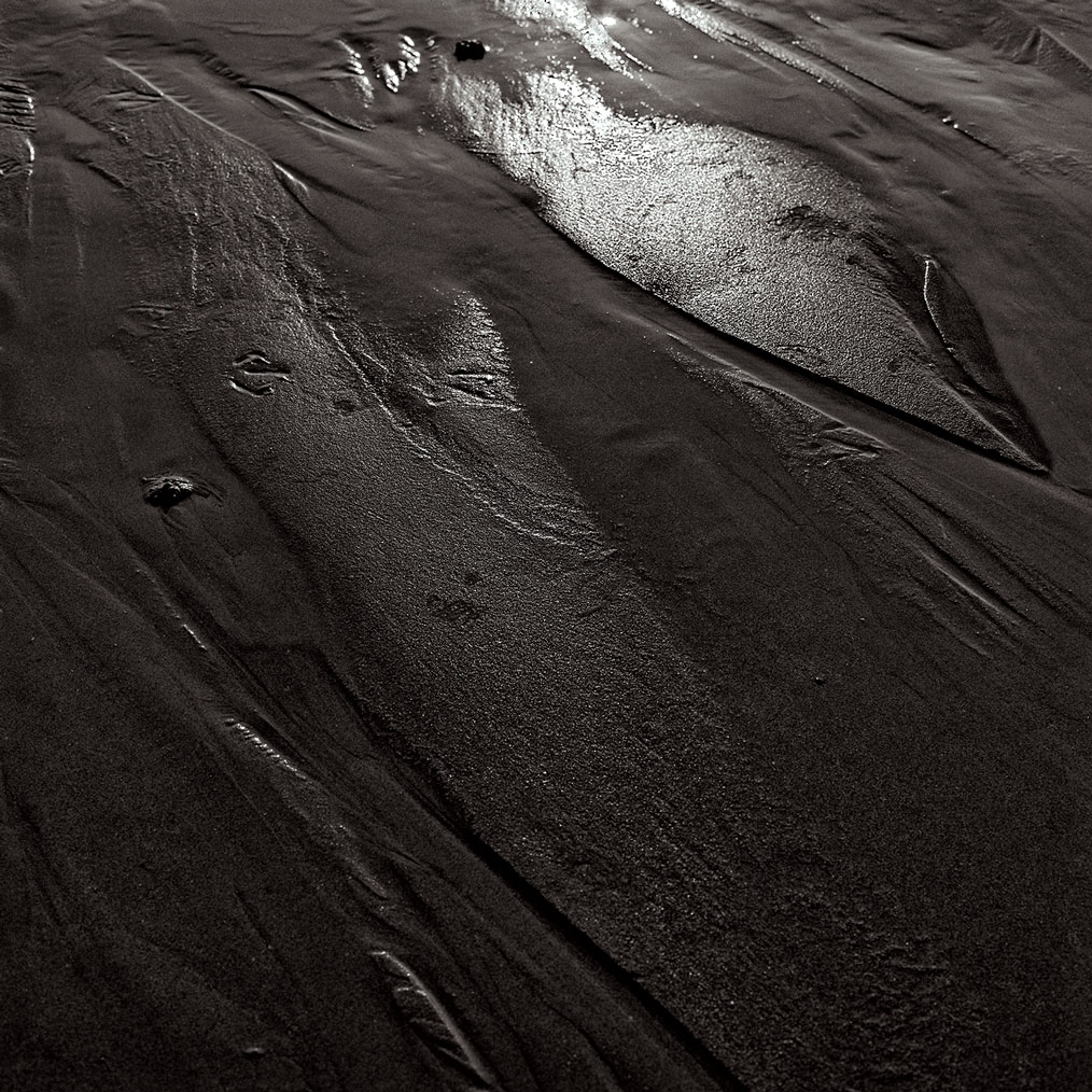 Photographie numérique des marques laissées par l'eau dans le sable