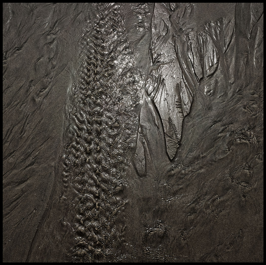 Photographie numérique tons sépia des marques laissées par l'eau dans le sable