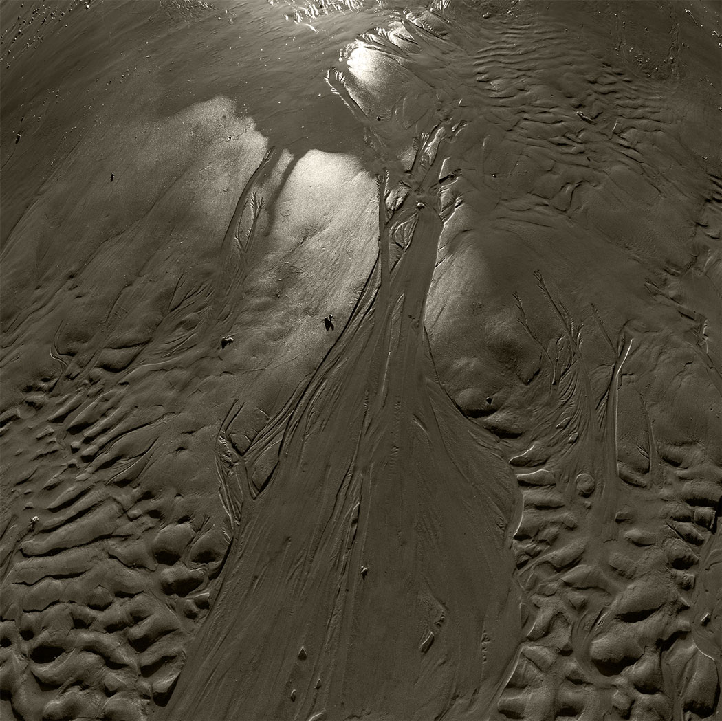 Photographie numérique des marques laissées par l'eau dans le sable en Picardie