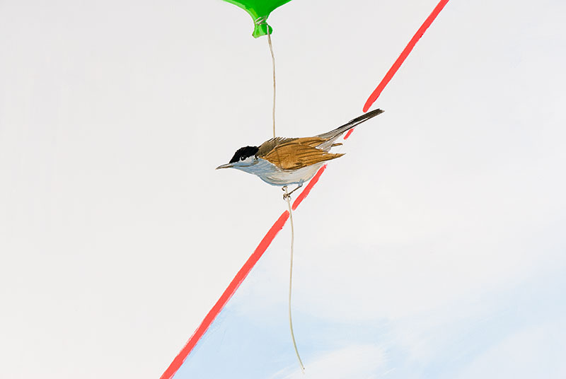 Détail peinture décorative d'un oiseau sur fil rouge avec un bout d'un ballon vert