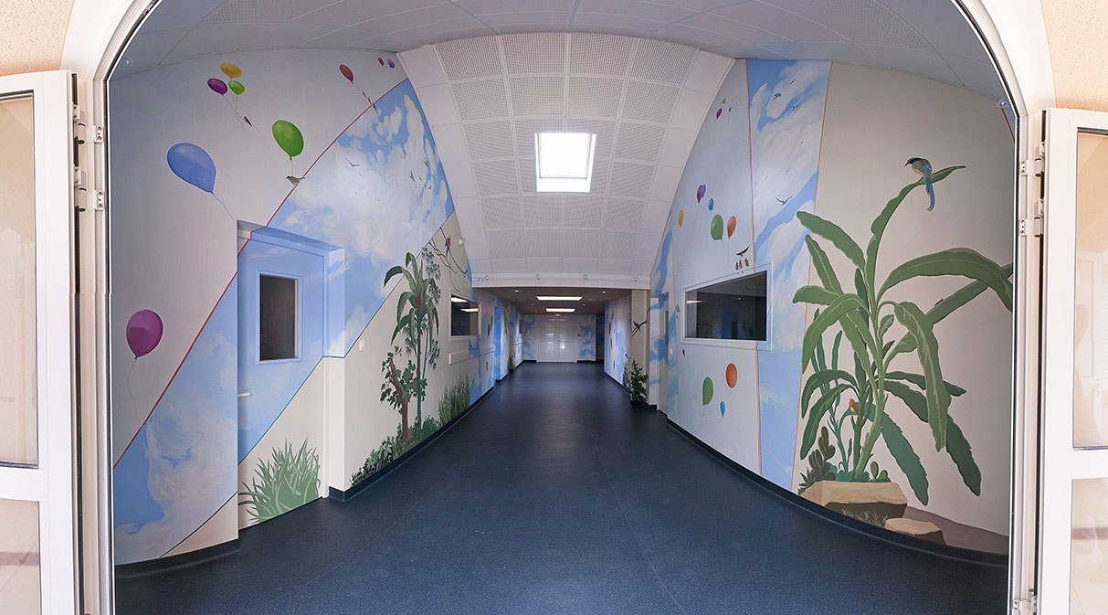 Vue de face d'un couloir principal avec les trompe l'oeil