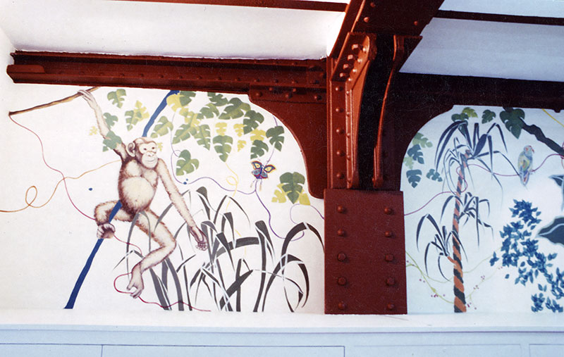 Détail du trompe l'oeil de plantes de jungle avec un singe accroché aux lianes