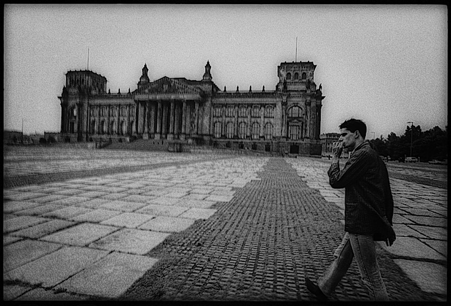 Photographie noir et blanc floutée au niveau d'Yvan Priour marchant