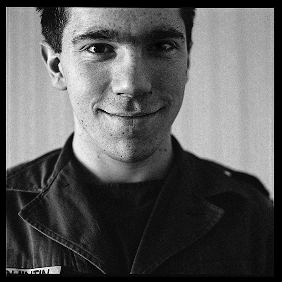Portrait photographique noir et blanc du visage d'un ami militaire souriant